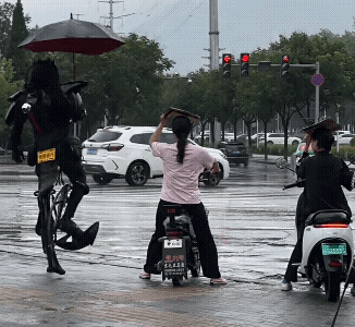 本来人家不会摔跤的，都是你给了一把伞，搞得人家摔跤。[捂脸哭]