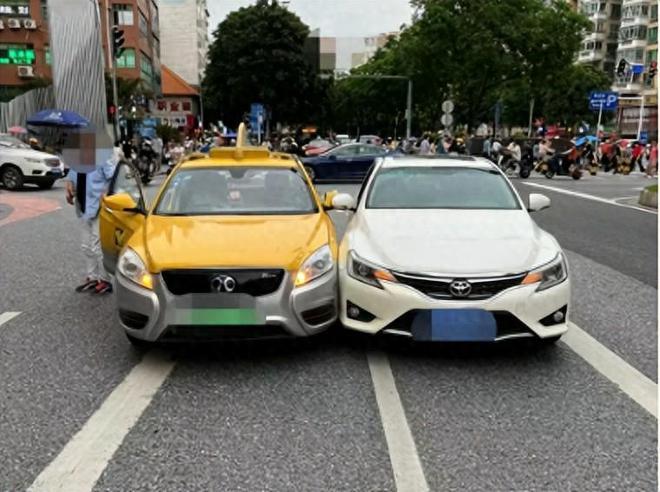 跟一位开出租车的朋友聊过才知道，现在有些“特别”的出租车司机，堪称“道路猎