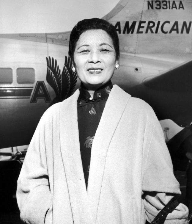 1937年，民众们为了抗日，踊跃捐款购买战斗机，宋美龄手握足以购入1300架飞机