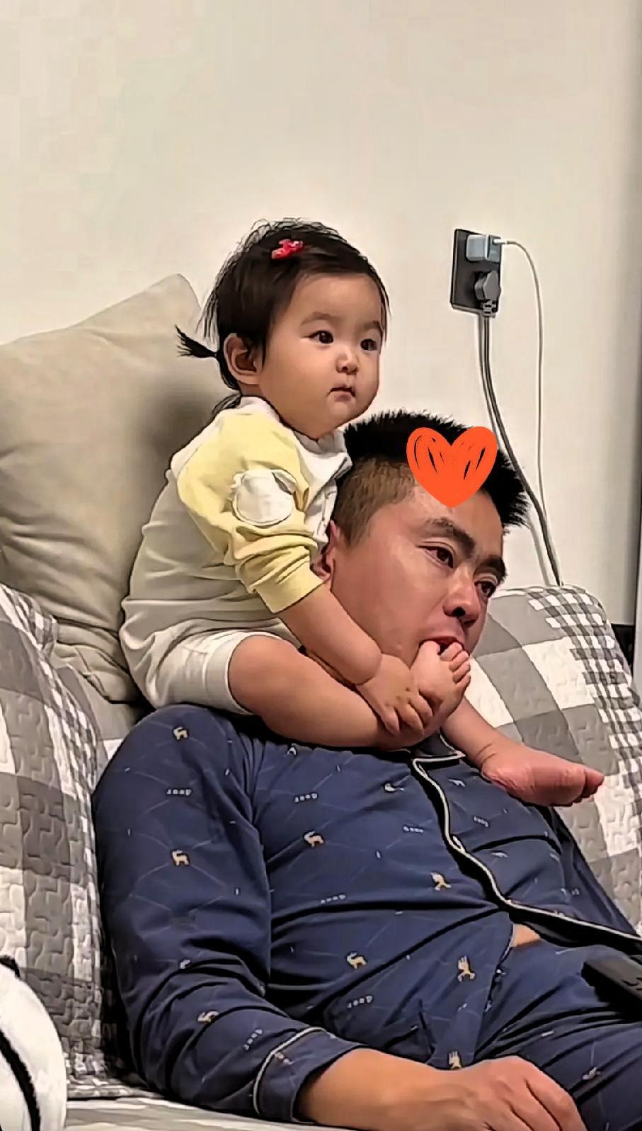 老婆洗完澡走出卫生间，撞见客厅里的一幕，直接笑到飙泪又心头一暖！让老公帮忙带