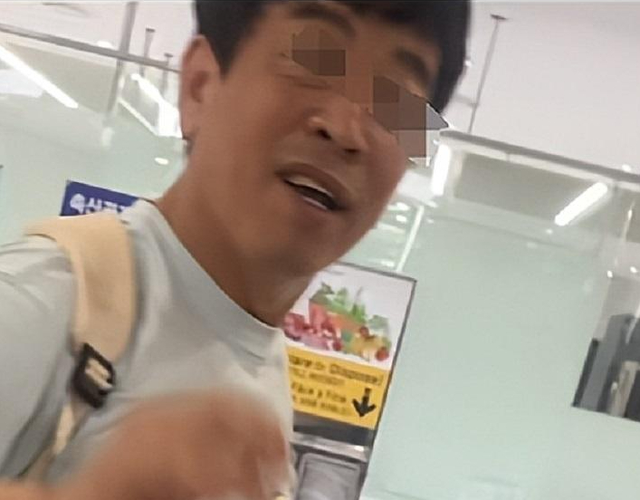中国女孩坐飞机,行李被韩国人偷走,小偷一家被抓现行,正脸曝光