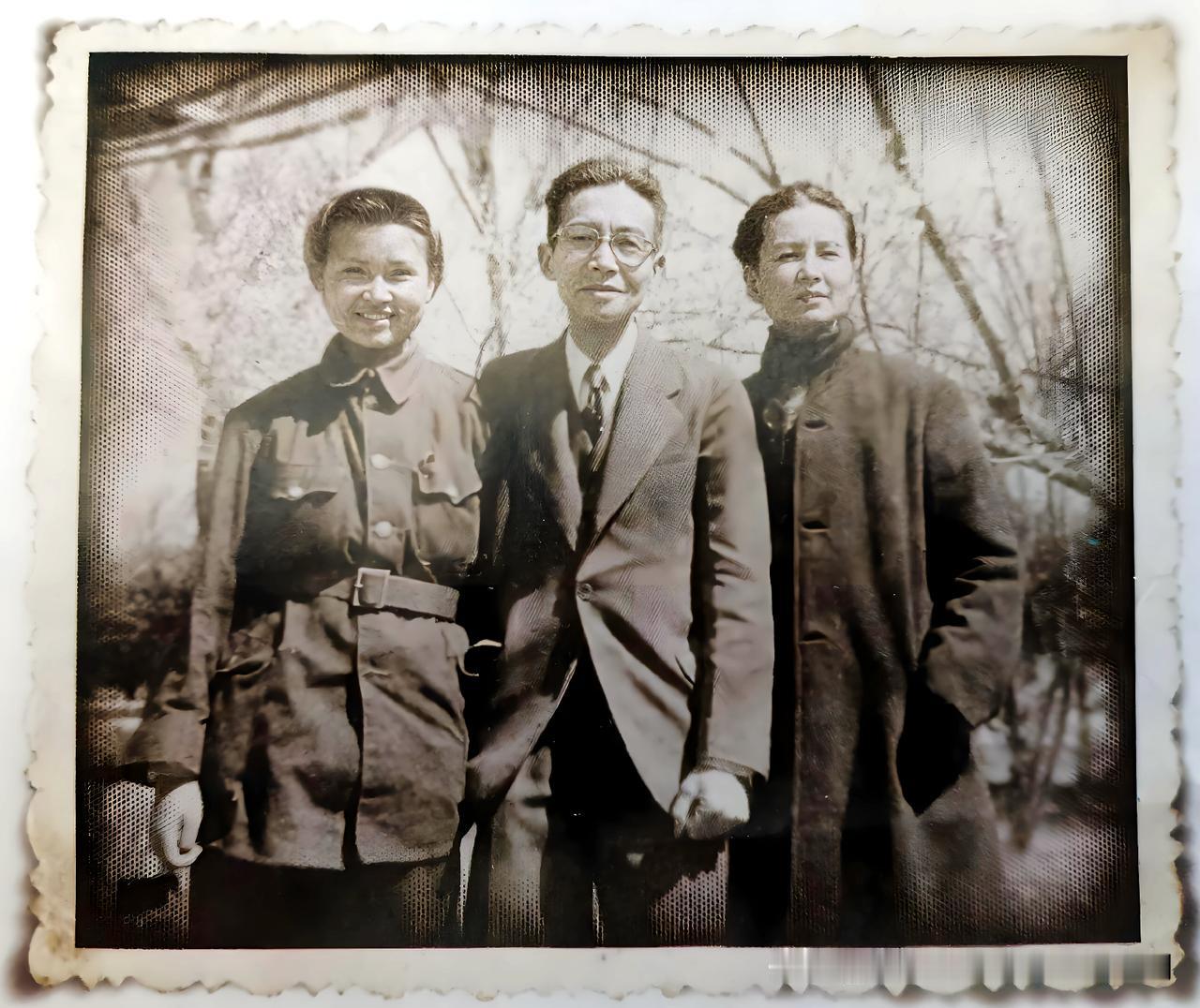 1949春日：林徽因梁思成一家三口的家国抉择这张黑白老照片拍摄于1949年