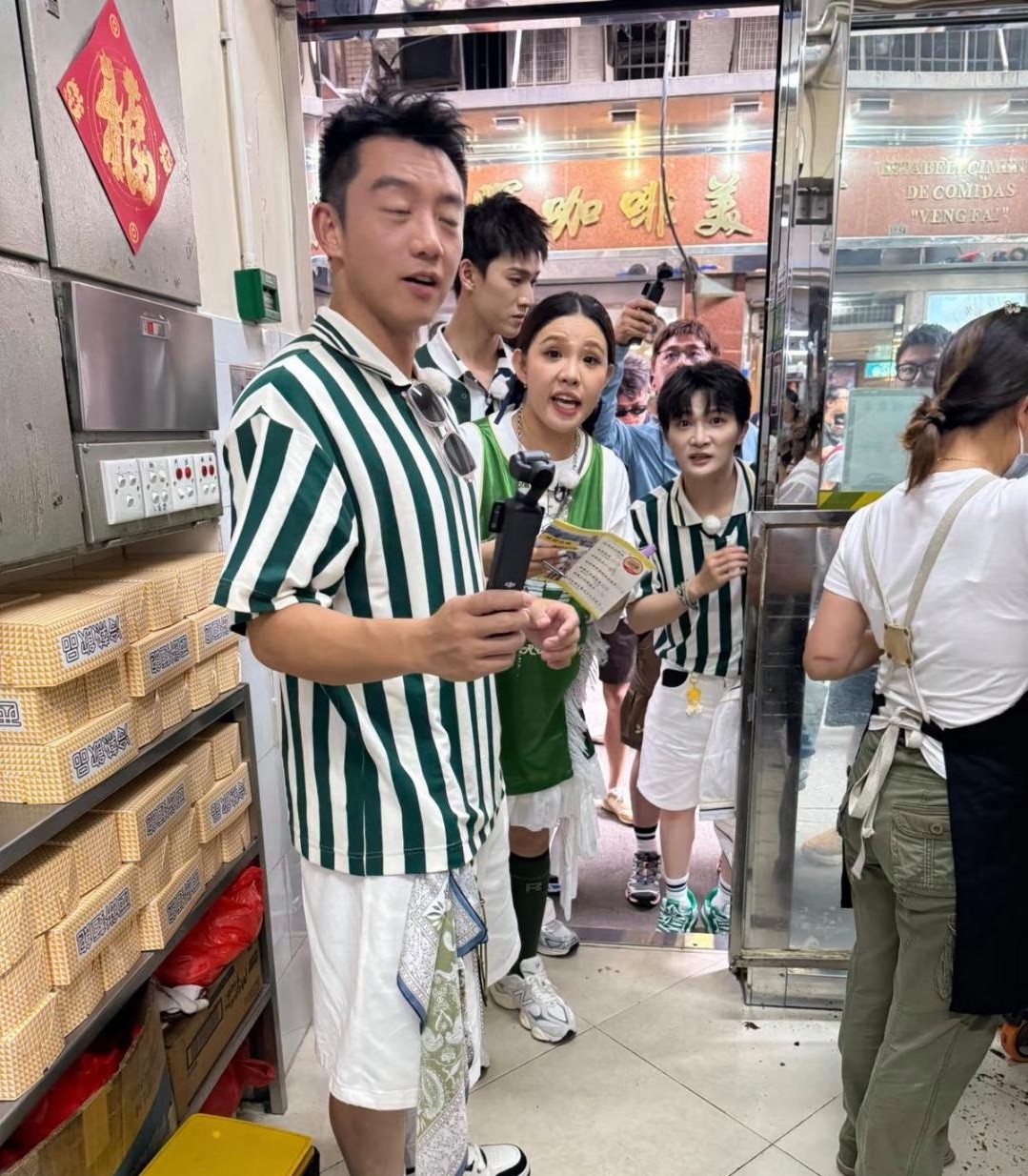 39岁郑恺现身澳门录制节目，他看起来好矮，身材五五分，感觉还不如普通人。