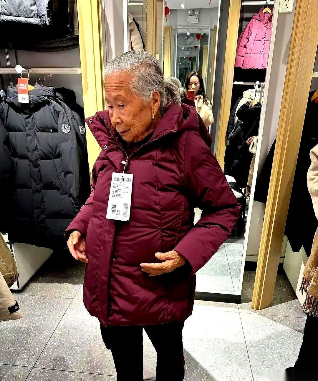 最近有个牌子，几乎成了新的“社交货币”。你刚进家门，就看见沙发上扔着一件崭新的