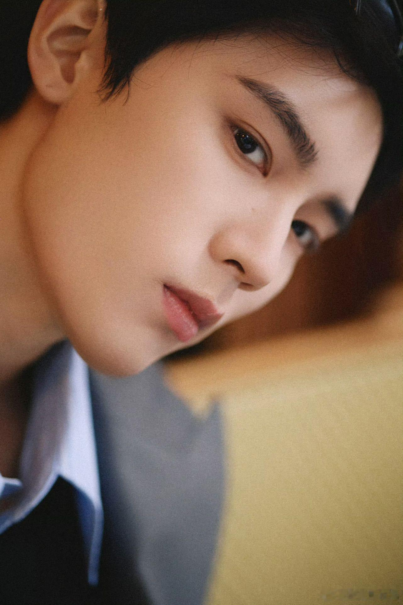 周翊然大背头现偶男主周翊然巴黎男装周首套造型，大背头现偶男主他真的来了！！