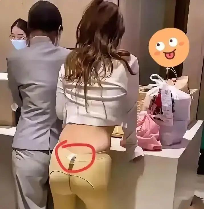 女生牛仔裤后腰标签翘起被路人随手一拍，居然把抖音小红书一起点燃。视频里她正常走