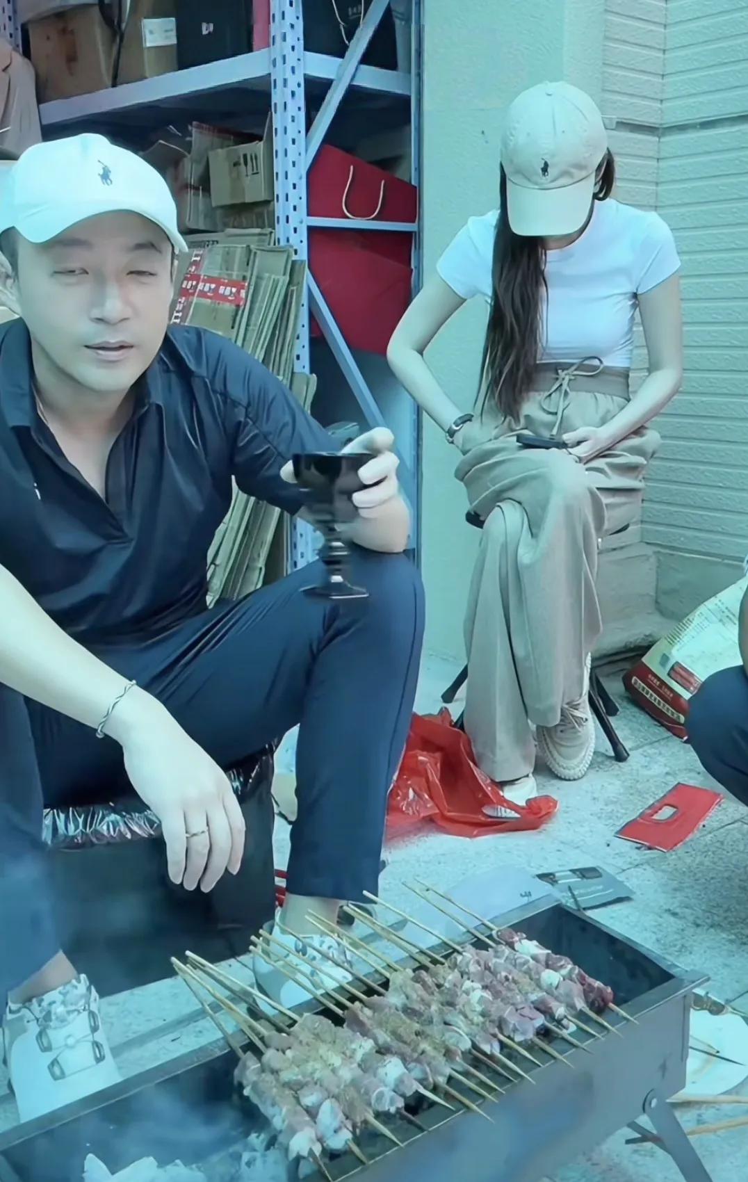 汪小菲和老婆马筱梅在北京豪宅的院子里吃烧烤，夫妻俩戴着同款帽子，有说有笑，互动非