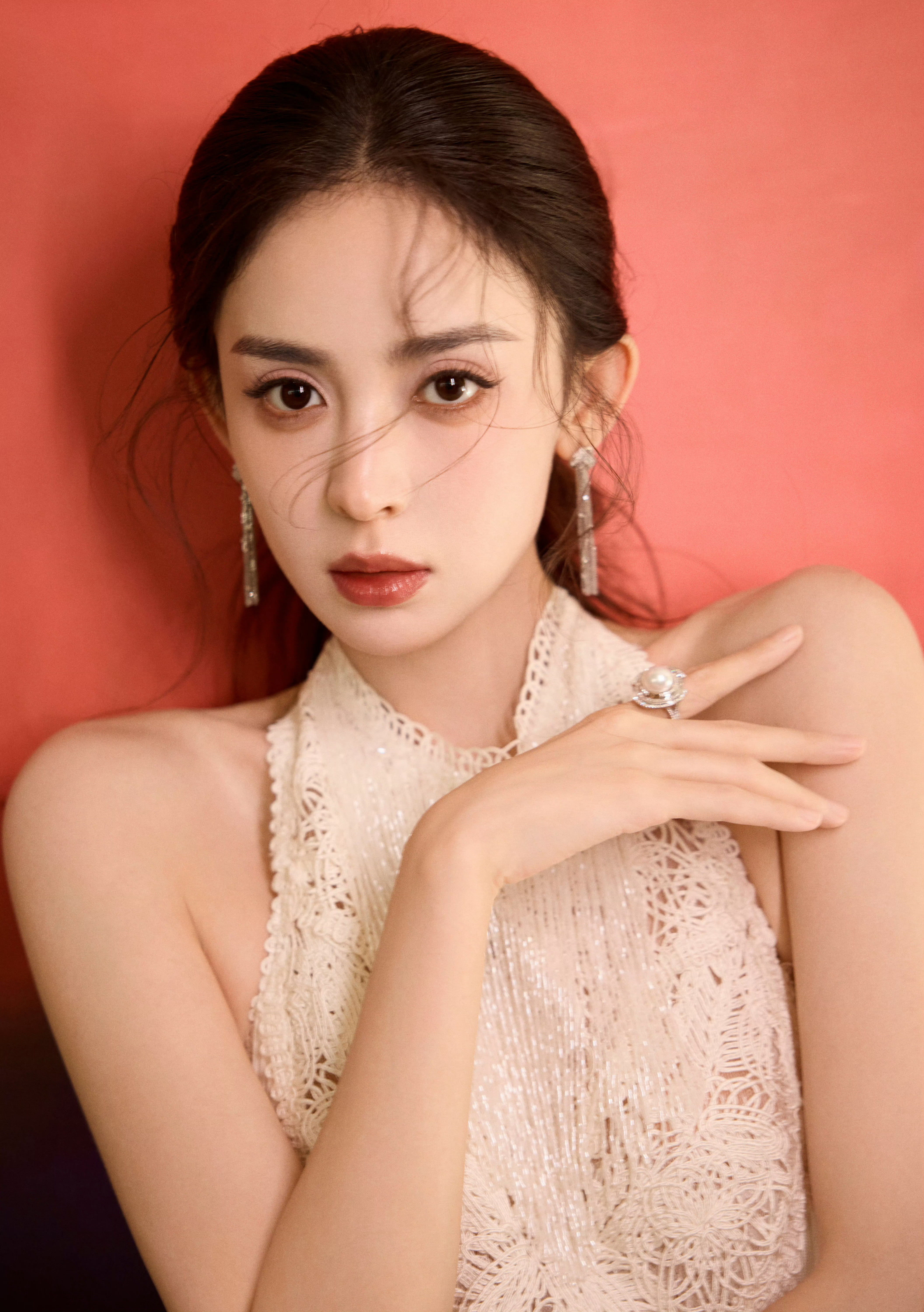 古力娜扎，白色蕾丝流苏露背长裙造型​​​