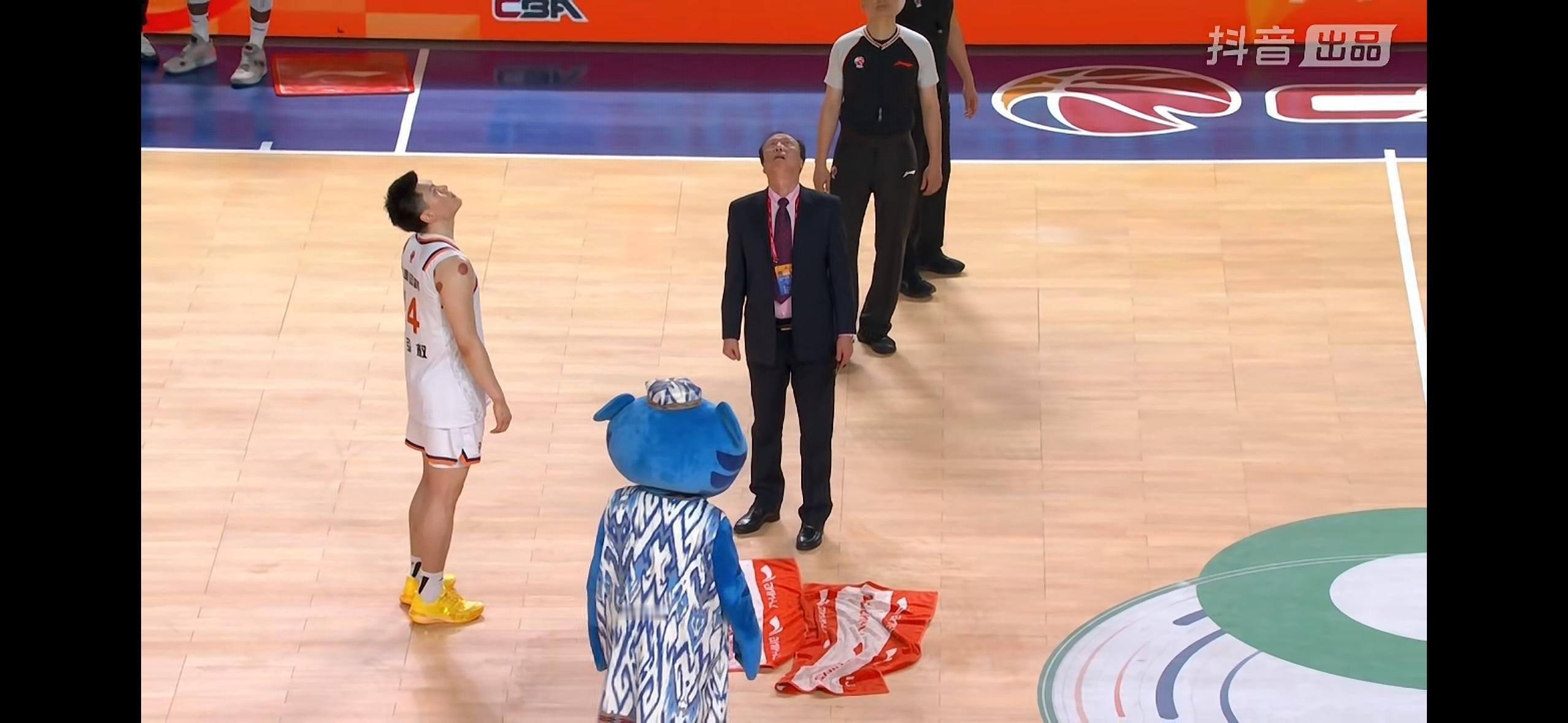 这场面太搞笑了上海久事大鲨鱼