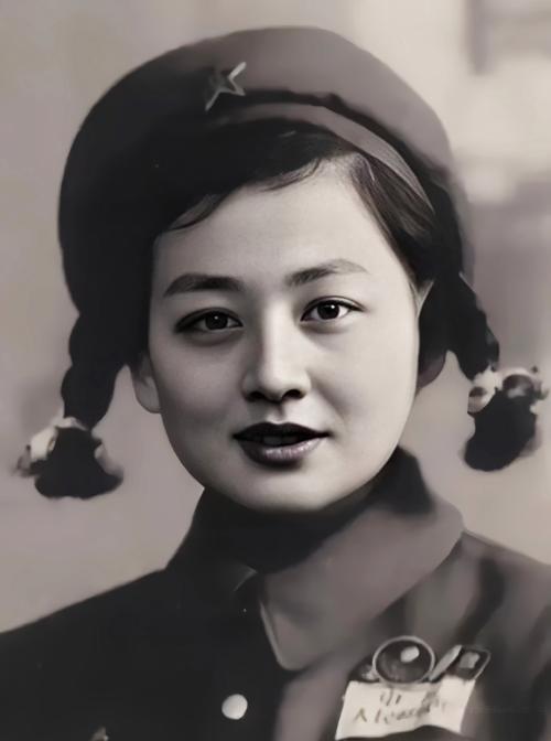 1953年，一位年轻的女志愿军战士在回国途中途经沈阳，趁着换乘的间隙，她走进了一