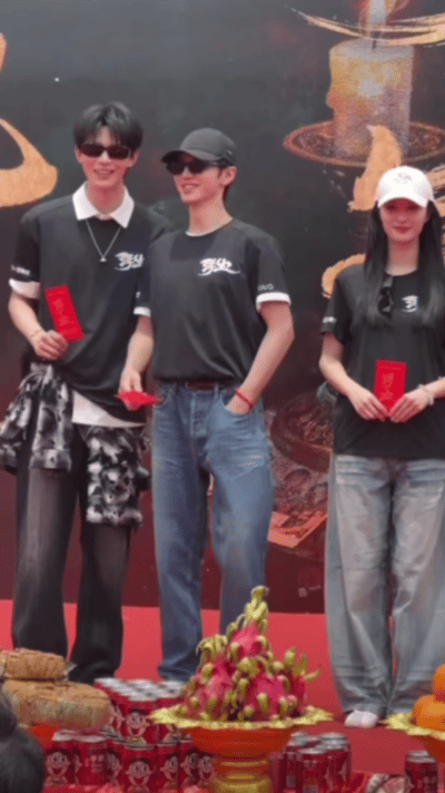你们觉得这四个人至少有几个谎报身高了？