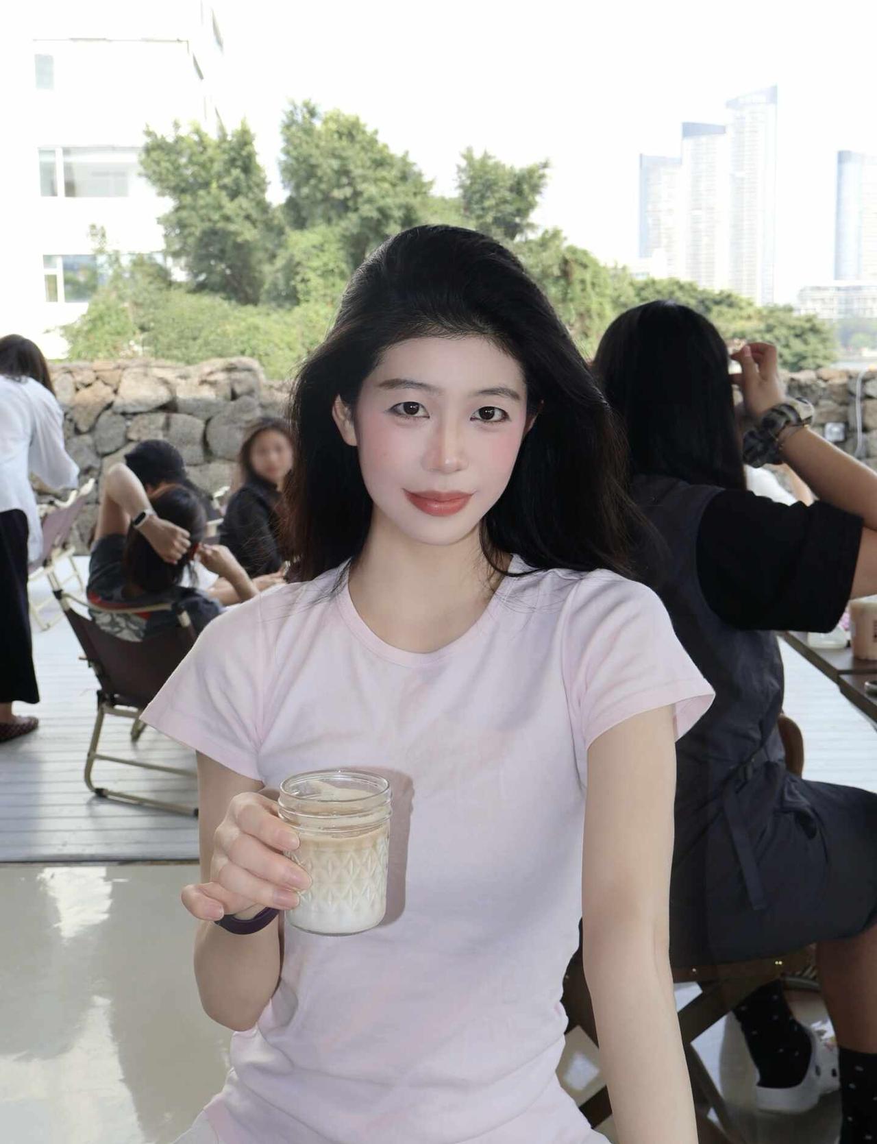 广州江景咖啡店松弛拉满~在沙面逛着看到这家江景咖啡店，店面很大有两层。二楼是无