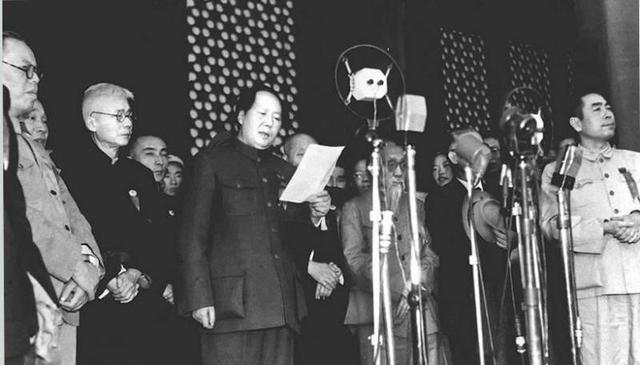 1949年9月30日，毛泽东以575票当选主席，距离“满票”缺了一票，周恩来找到