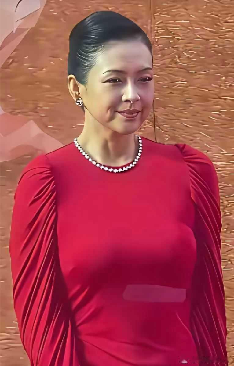 衣服还是得支棱起来章子怡电影盛典那身红裙，说实话给我看懵了，突然想起那英演唱会的