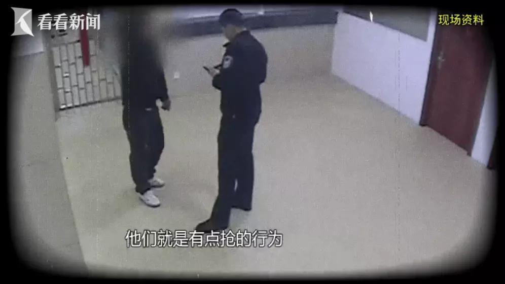 银行抢劫案总是充满离奇色彩。上海有个叫邱荣的男子报案，说从银行取20万刚出门就被