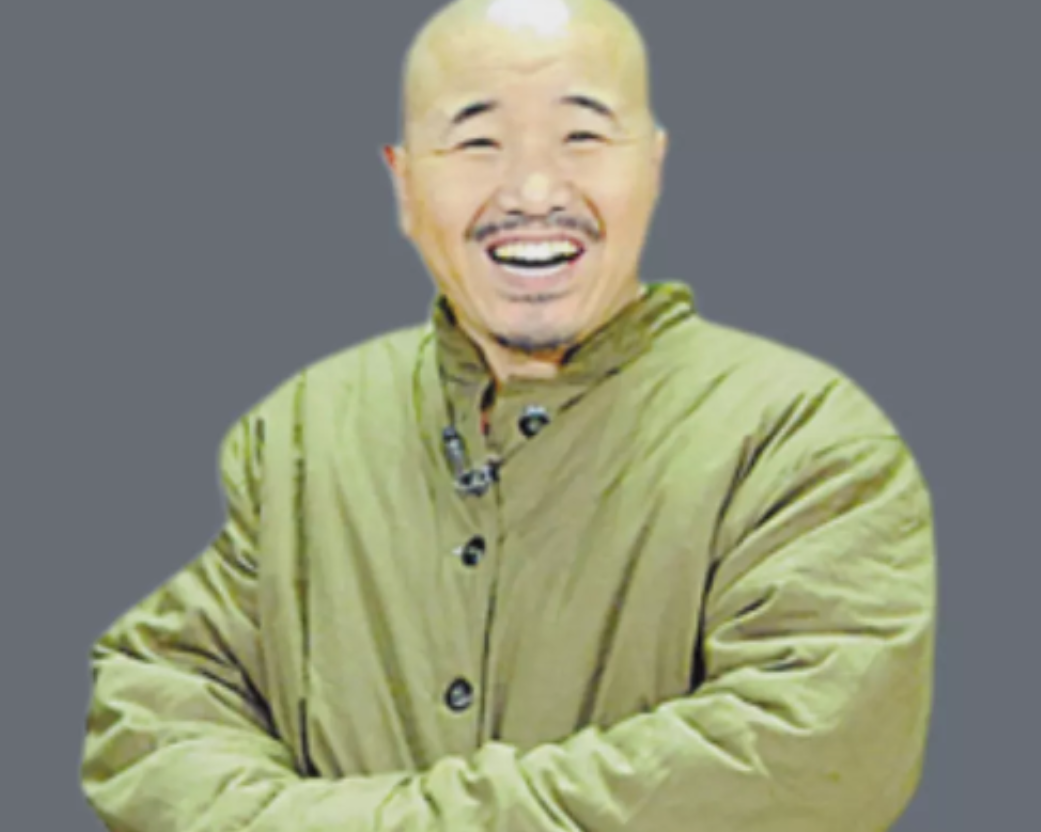 当年，本山传媒办公室里，赵本山指着王小利大发雷霆：“<em>给我跪下</em>，罚款10万！