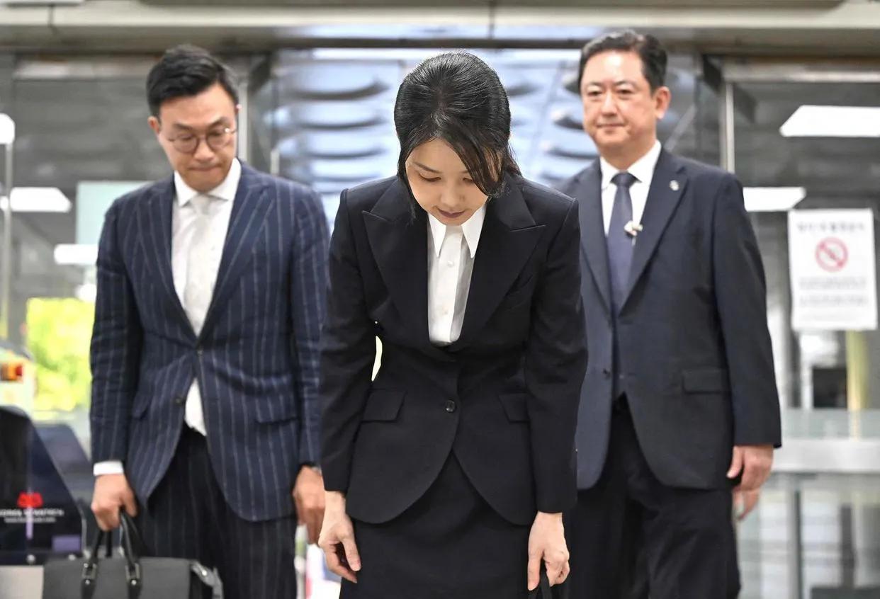 爱美的人到哪里都不含糊！韩国前第一夫人金建希涉嫌贪腐罪接受韩国检察院召唤，她的