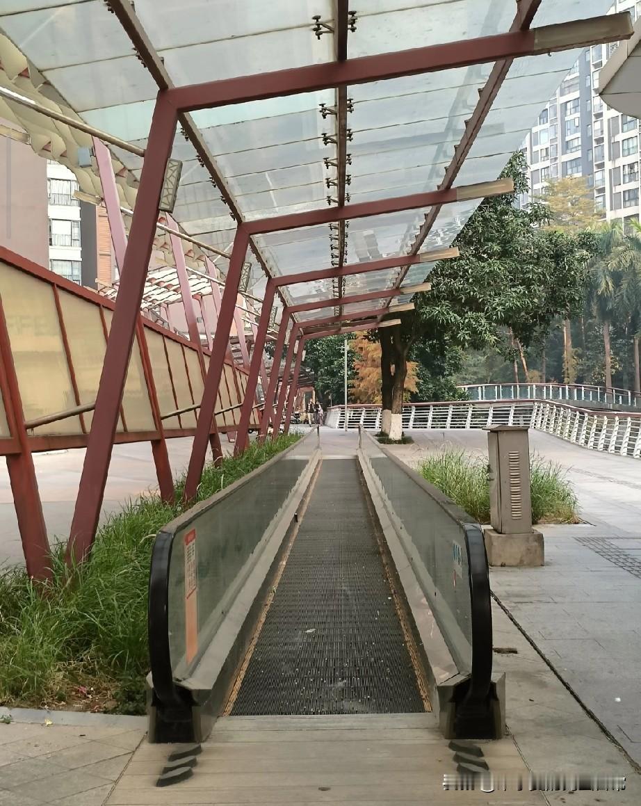 被佛山富到流油吓到了!人行道装机场同款电梯家人们，今天在佛山桂城人行道电