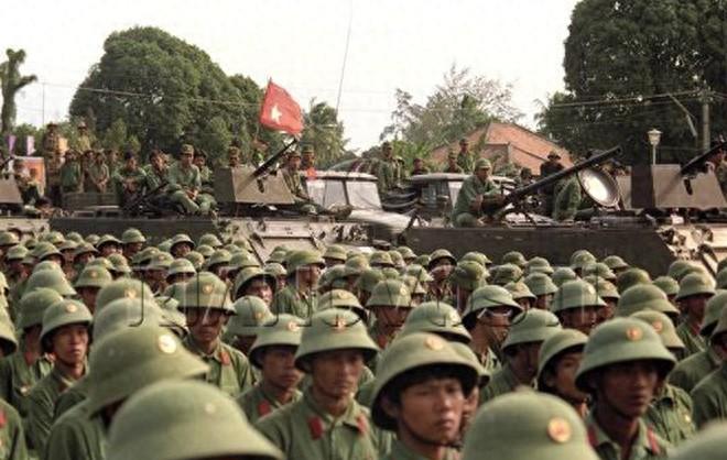 谅山城的硝烟刚散，越南总参谋部作战室里，文进勇大将的钢笔在反击计划书上悬了半小时