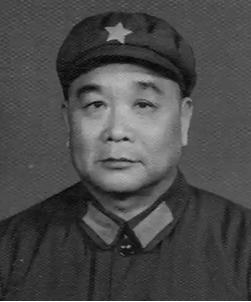 1950年，恩施军分区司令员王定烈乘车去剿匪，途中得知参谋在出发前打了电话，感觉