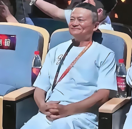 马云现在胖得跟佛像似的，瞅着就富贵。以前瘦得很，要说那时他有钱，谁能信呐！