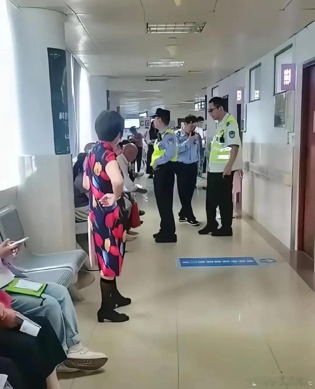 最近上海有个老人去医院看病,觉得医生不理他只顾着看手机,就打了110。等警察来了