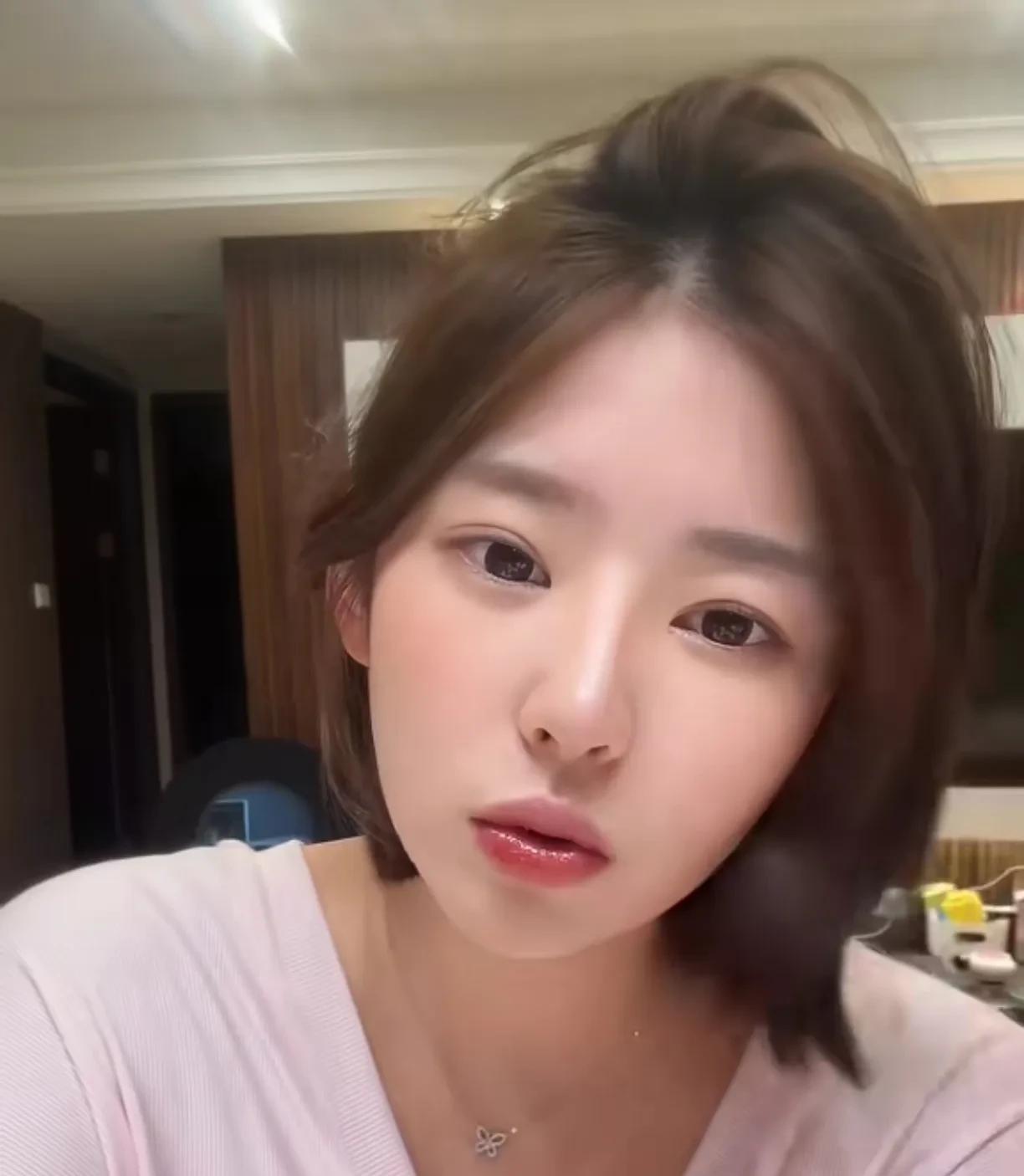 真的不知道那些网暴黄一鸣的人都是些什么人。说她未婚生子？她也不是生的别人的孩子，