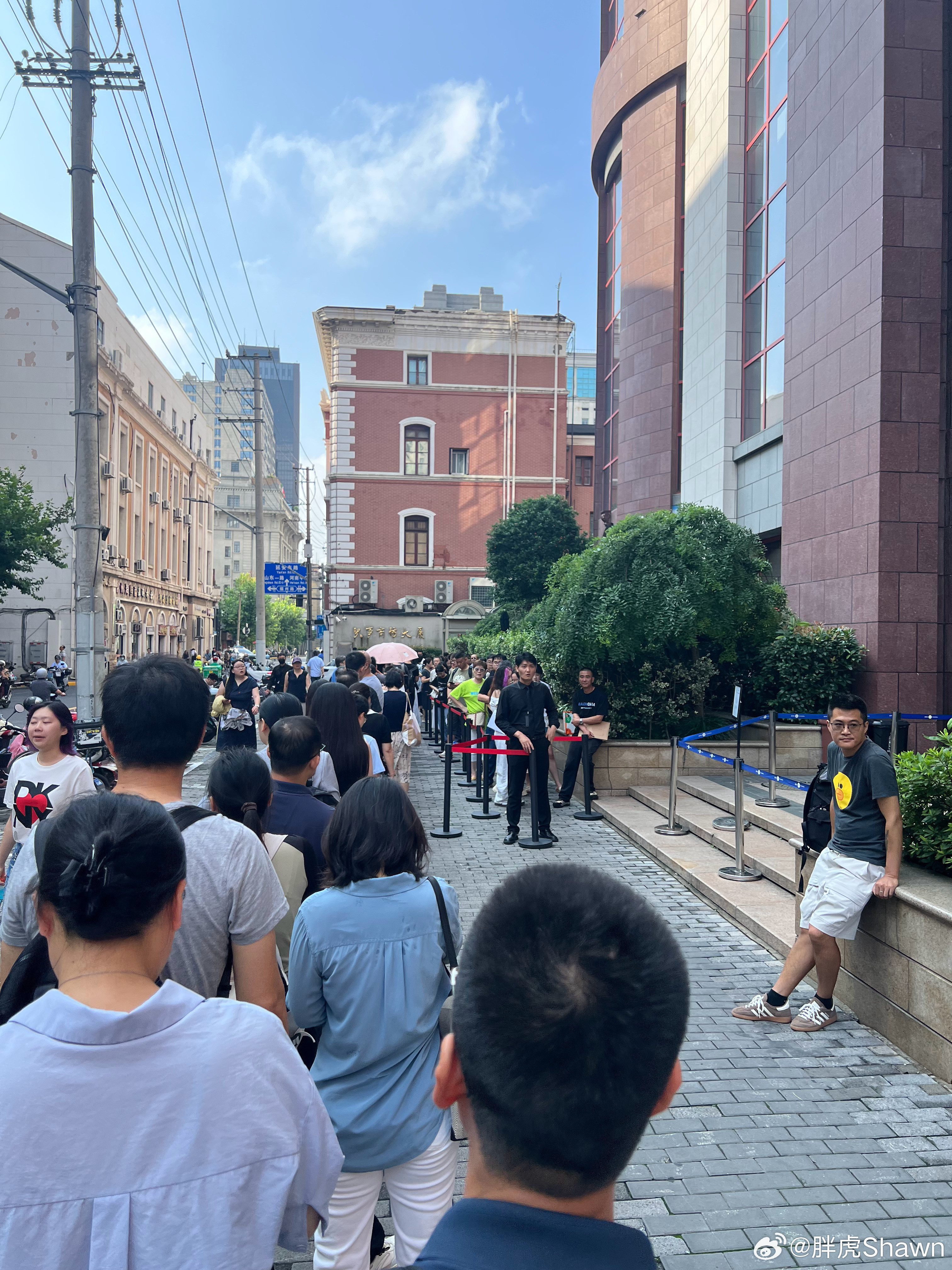 签证生意好啊[doge]一大早排这么长队了​​​