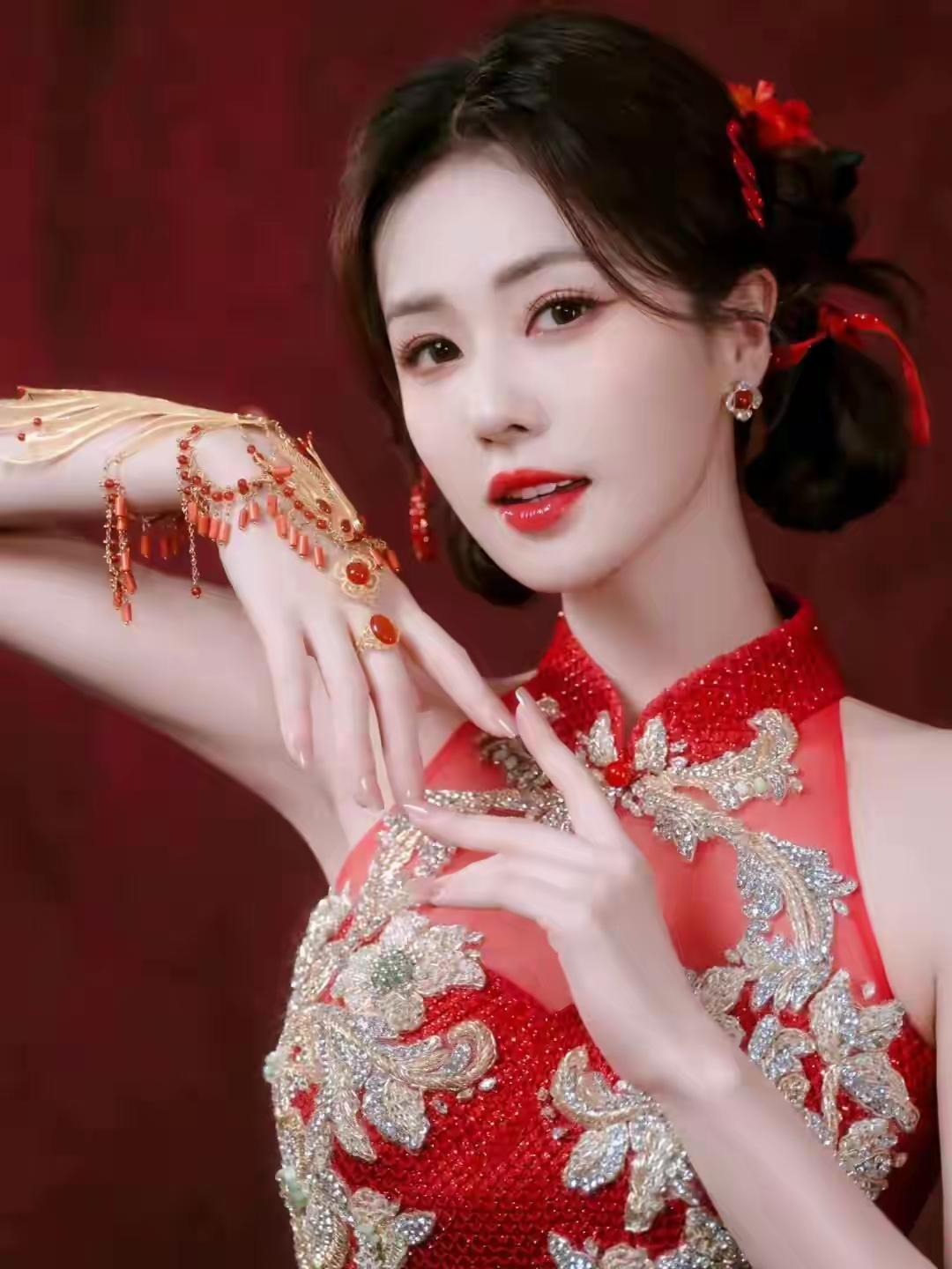 白鹿“新年三件套”，还是第三套最好看，因为可以把——🦌jio，拍🉐比