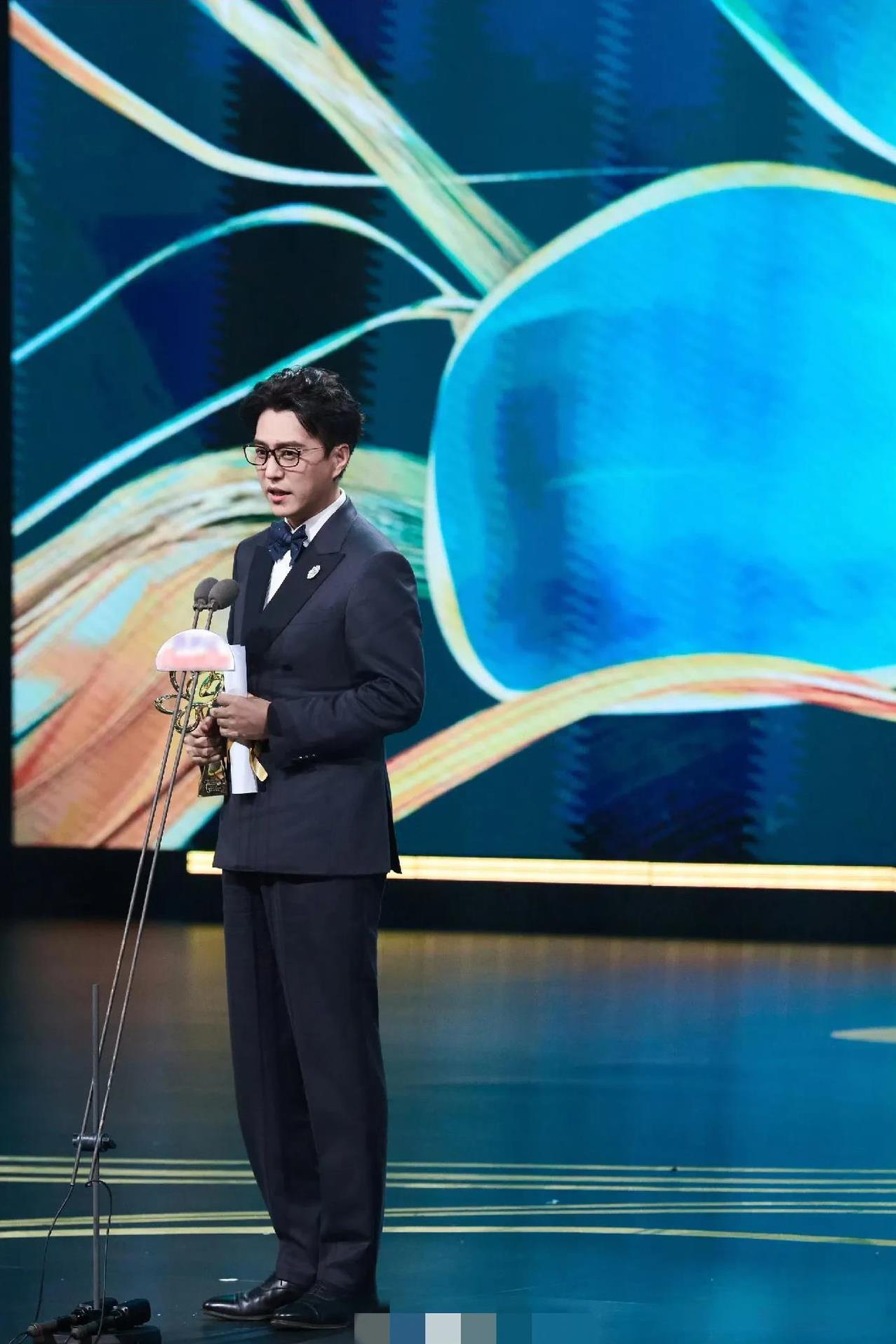 靳东拿奖，很多人说是爆冷，我不认可。张若昀的演技离拿奖还远呢，先把一演戏就起