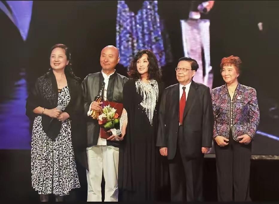 不是我吹！我敢说，这张照片里的人，如果你能认出三个，说明你已经老了！