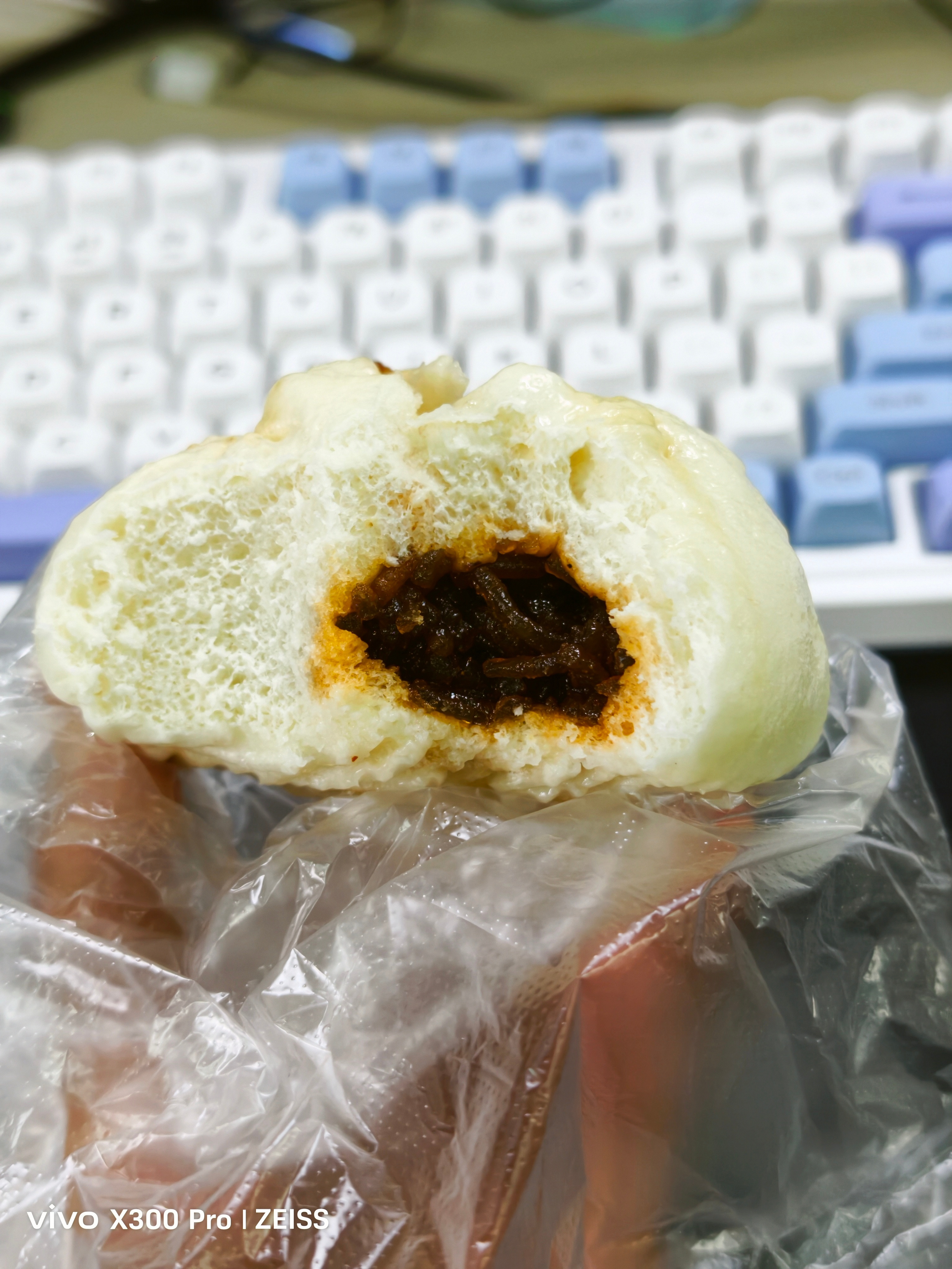 我今天选了两个馅的包子，图一是肉沫粉条的太咸了，味道还可以就是咸，3分是给它的
