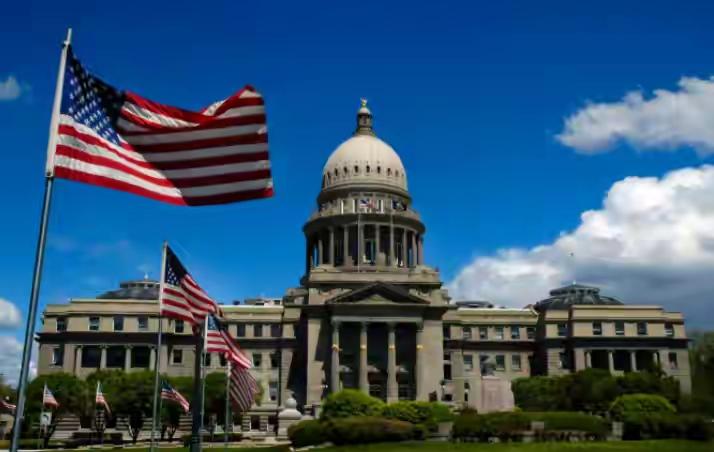 中方反制直戳痛处！人民日报亮明底线，特朗普硬气不起来了美国又想玩“一边卖武