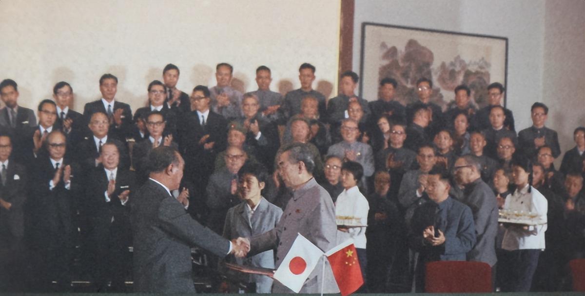 1972年，日本访华，却只带来500亿美元战争赔偿款。谁知，毛主席大手一挥，直接