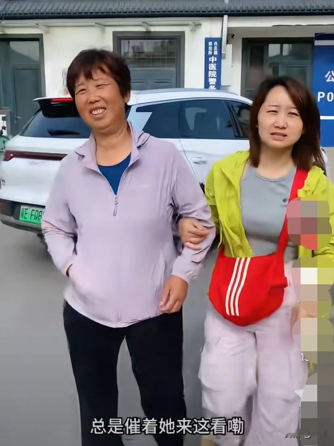 闺女贴心陪着傻大妮去医院🏥，儿子儿媳却跑去采摘樱桃🍒潇洒自在。同样是傻大妮的