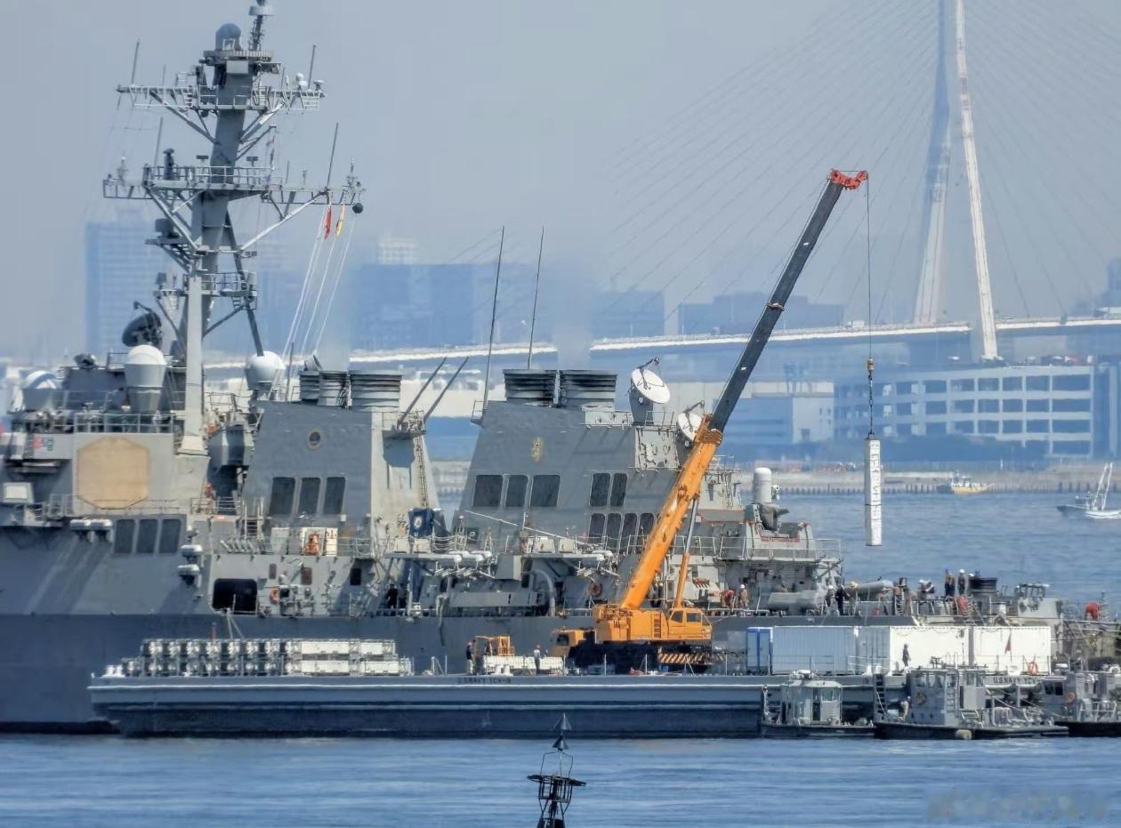 前一段时间在南海黄岩岛海域故障抛锚的美帝伯克级驱逐舰，就是在海上停机、停电、停水