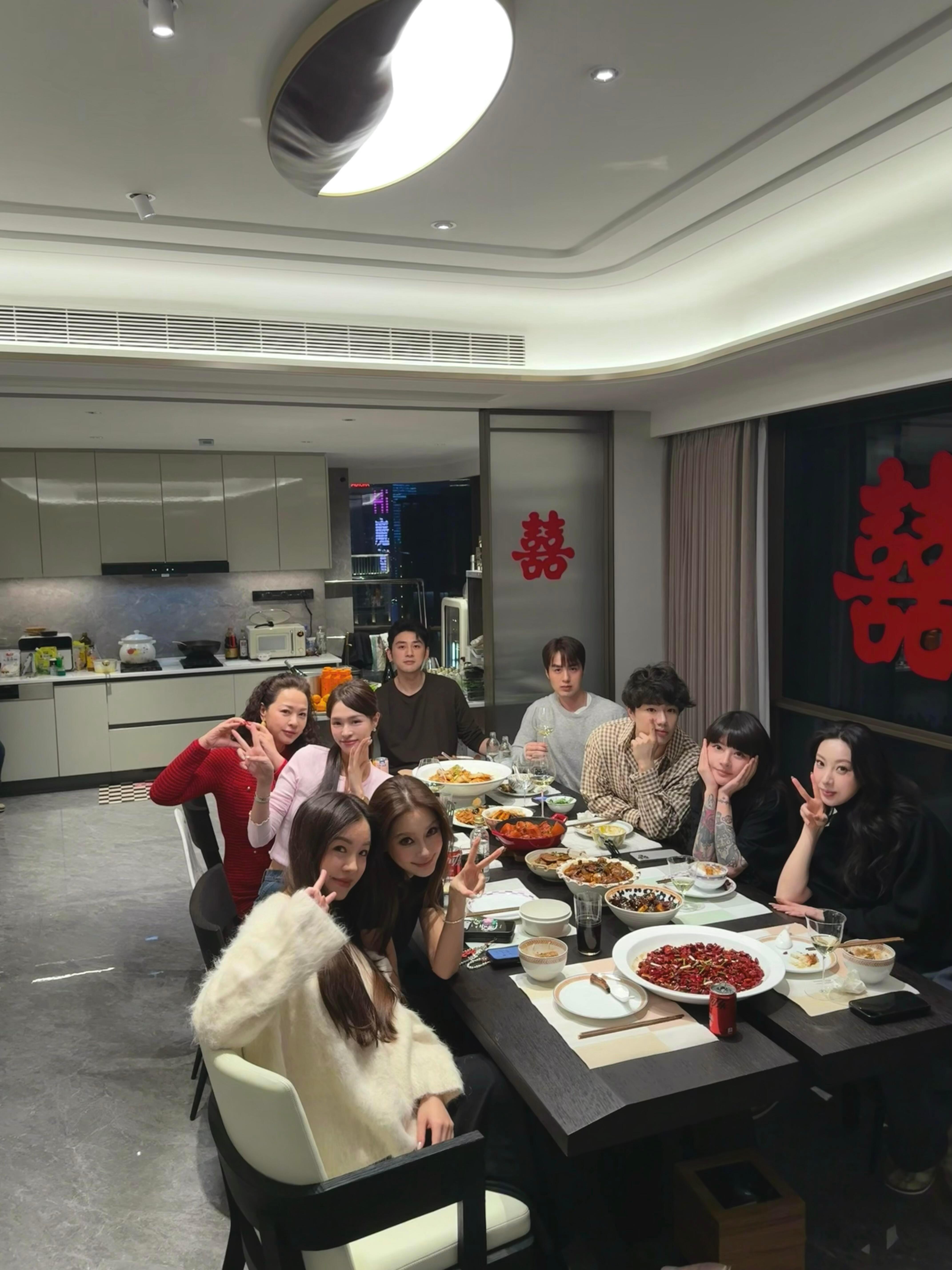 美美哒和姐妹们聚会的baby😌angelababy真的好美