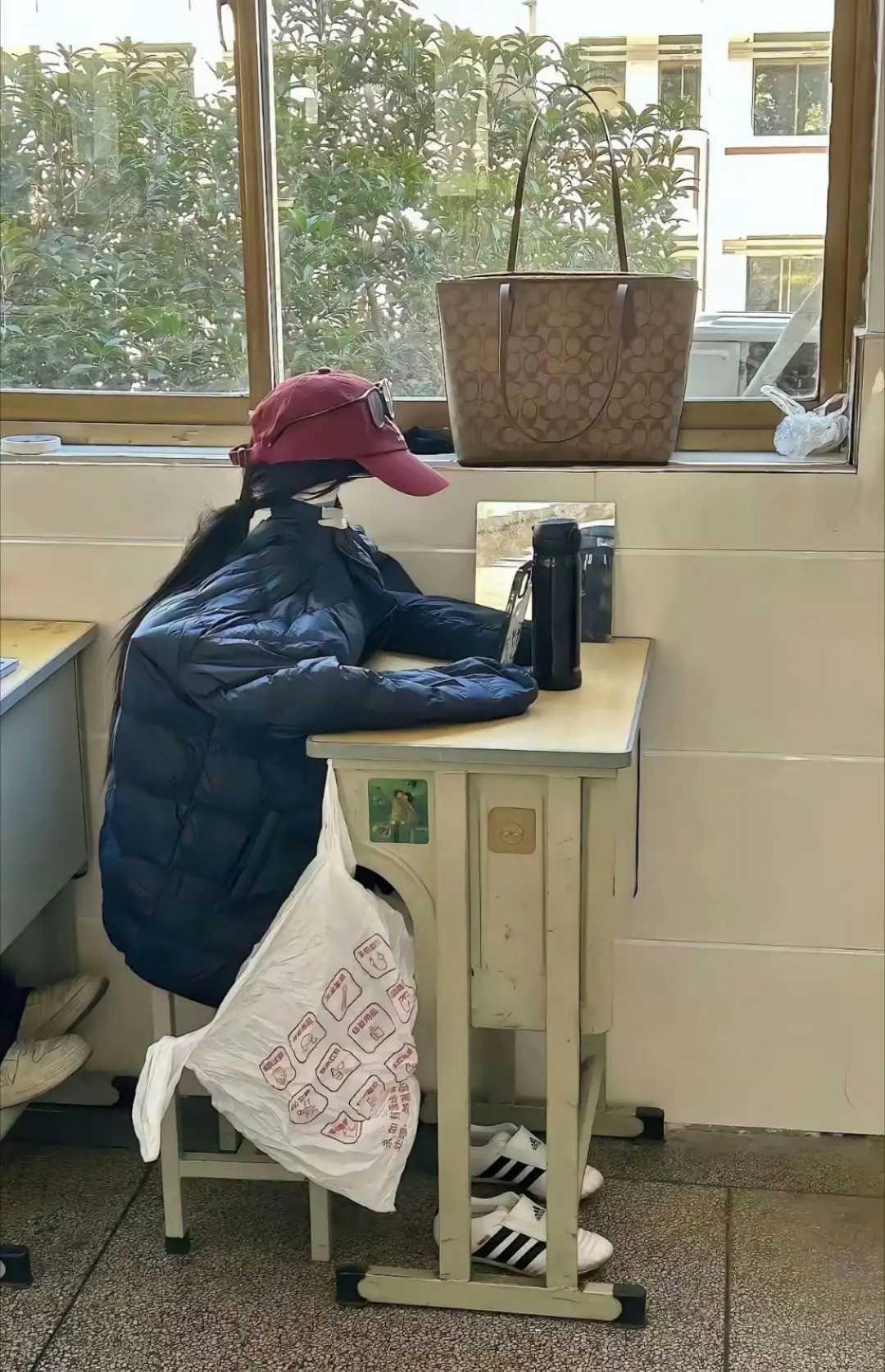 老师看到这一幕，估计头都大了，这家长叫还是不叫好