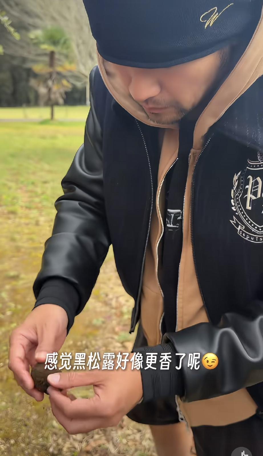 8月31日，昆凌更新视频，自曝与周杰伦带孩子去农场挖黑松露，周杰伦胡子白了好老，