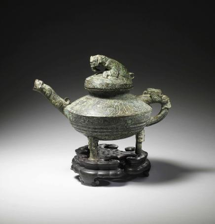 太不要脸了！2018年，英国公开强行拍卖，从中国抢走的国宝虎鎣，国家文物局强烈反