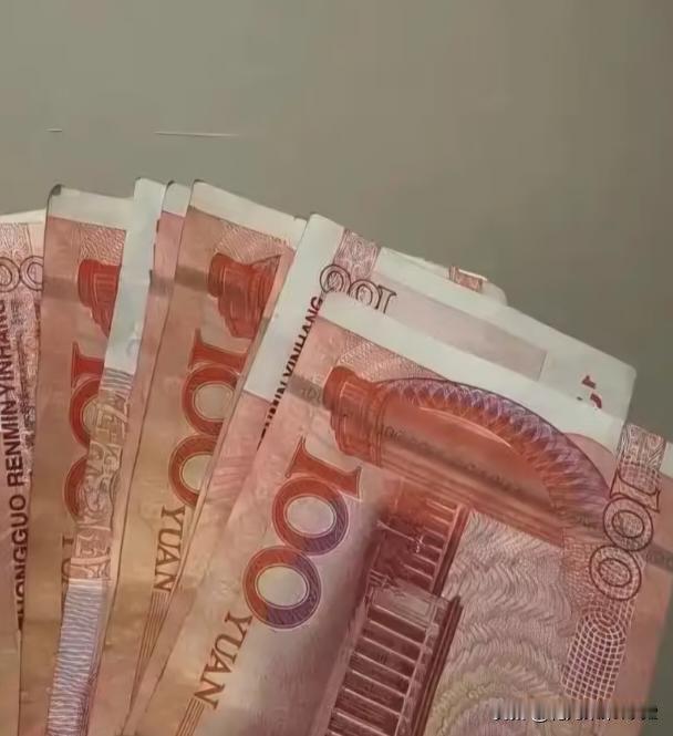 最近不少朋友问：现在都手机支付了，还有人专门从银行取现金放家里，这到底是聪明还是