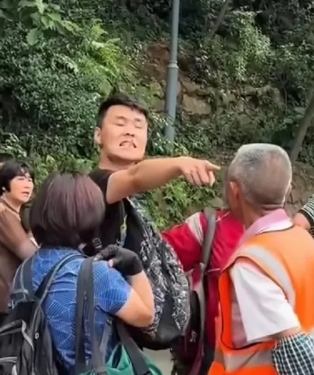 你再敢打它，我就打你。一名男游客跨越1500公里来贵州黔灵山看猴子，工作人员为了