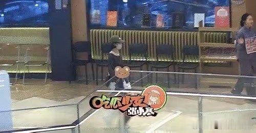 赵丽颖停工15个月，专心陪儿子读小学，前夫冯绍峰也如约现身。离婚之后二人的相处状态，反倒比婚内还要默