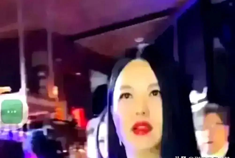 李湘这次算是踢到铁板了！她把手搭在何超琼肩上那一刻，恐怕没想到港媒会用“踩过界