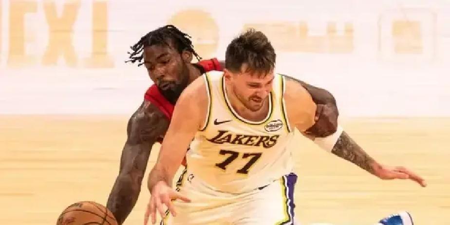 火箭把湖人防到绝望的钥匙，竟被乌度卡摁在板凳上29场。你看看这数据：105