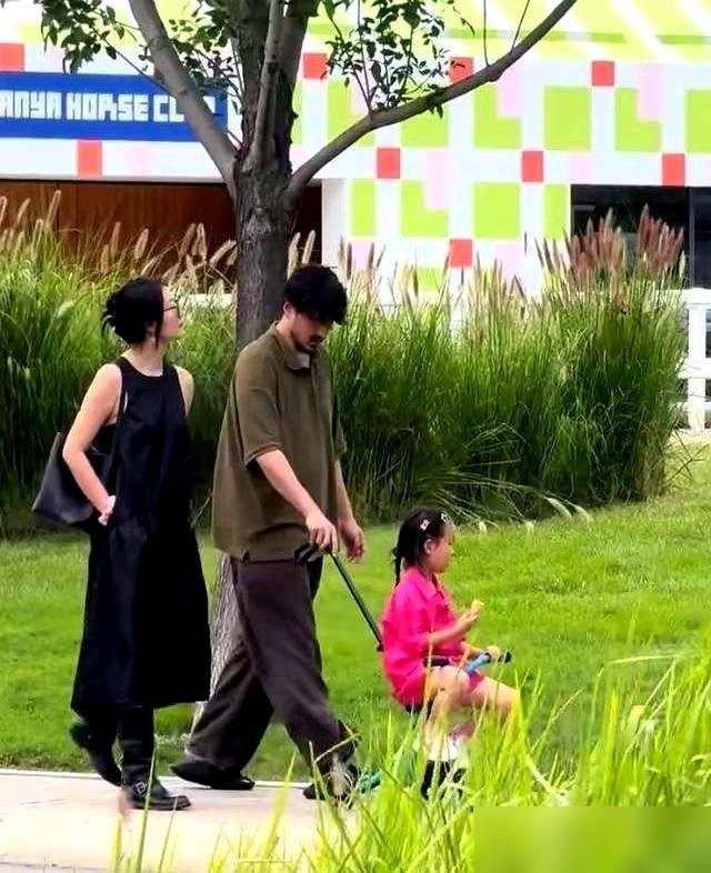 一家三口出街，反差直接拉满。40岁的王传君胡子拉碴，踩着拖鞋推婴儿车，一身松松垮垮的行头，随性得像刚