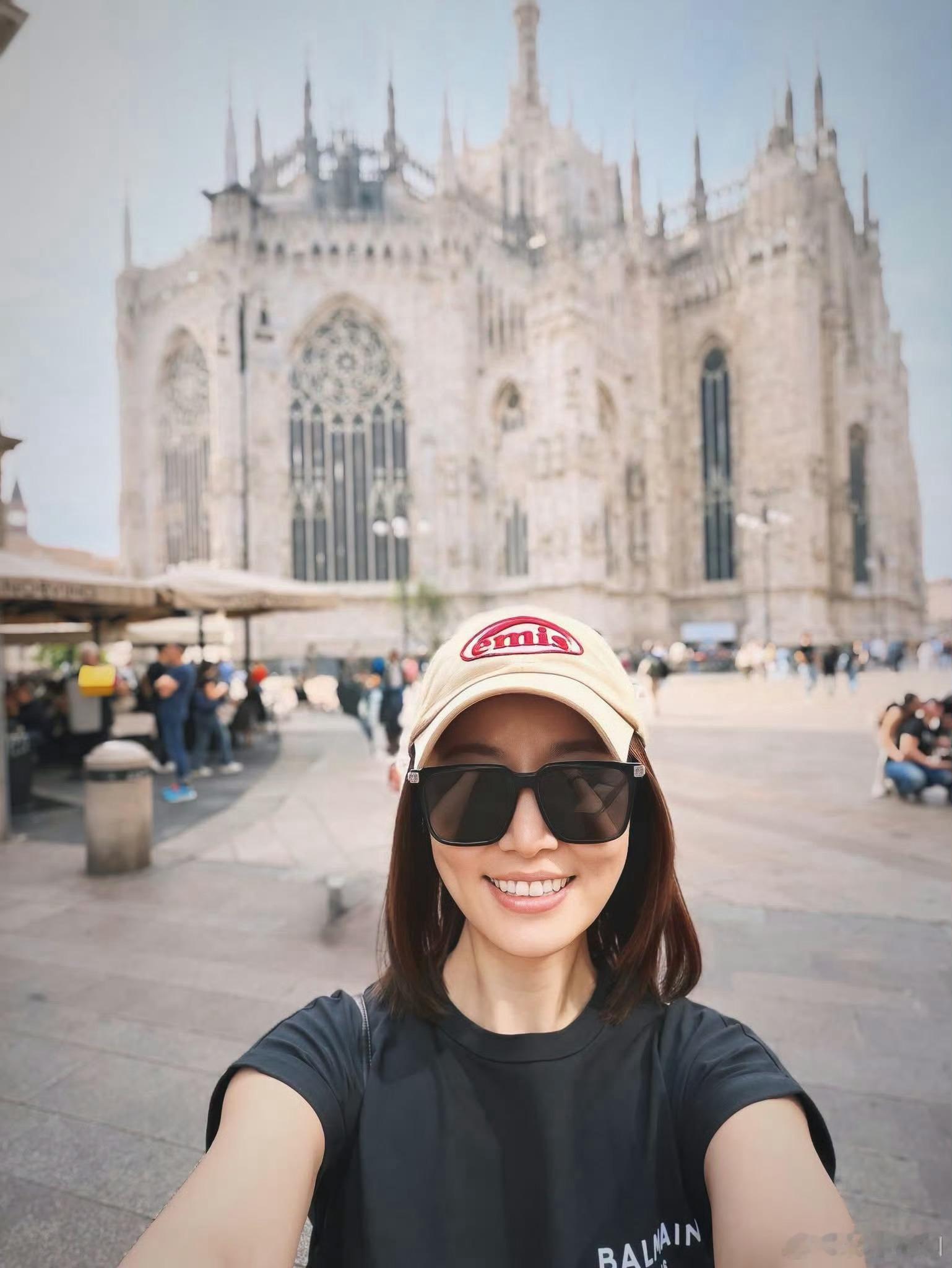 林心如晒与妈妈合照做了妈妈也是女儿，陪妈妈同游晒合照，同款酒窝的母女两好甜！林心