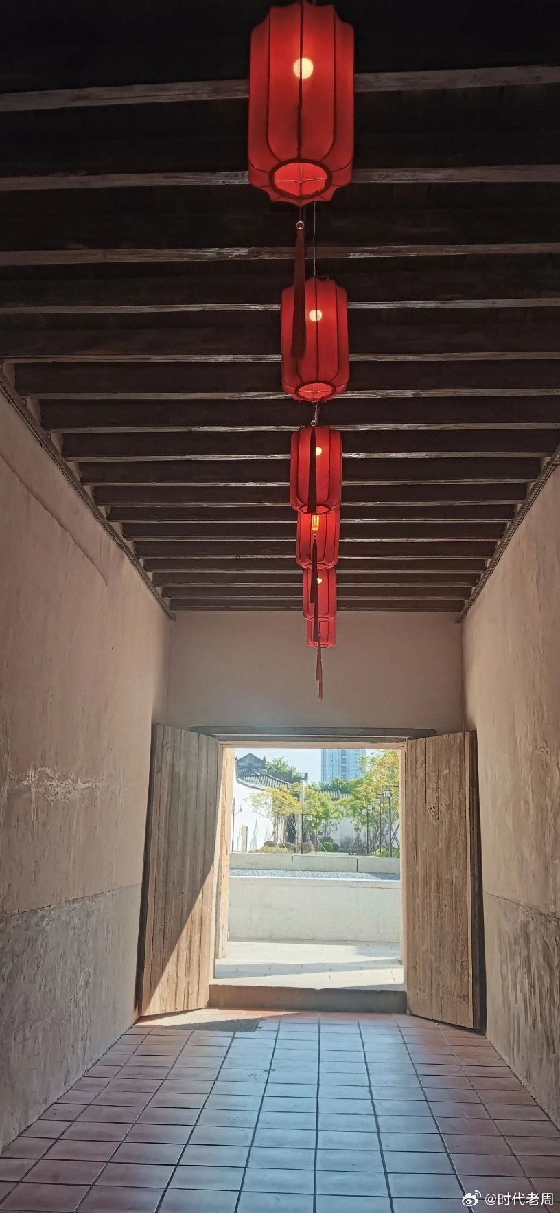 柴荣当了皇帝，没让他爹当太上皇。也没给他那四个亲兄弟封王。他爹柴守礼，在洛阳城里