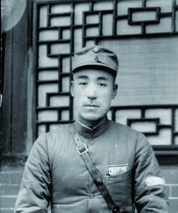 西安事变和平解决后，蒋介石背信弃义，扣留了张学良，杨虎城被迫出国考察，所部十七路