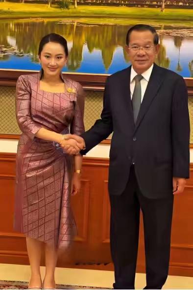 看看柬埔寨现在被泰国打的节节败退，只能呼吁国际来阻止泰国。当初佩通坦为什么低声